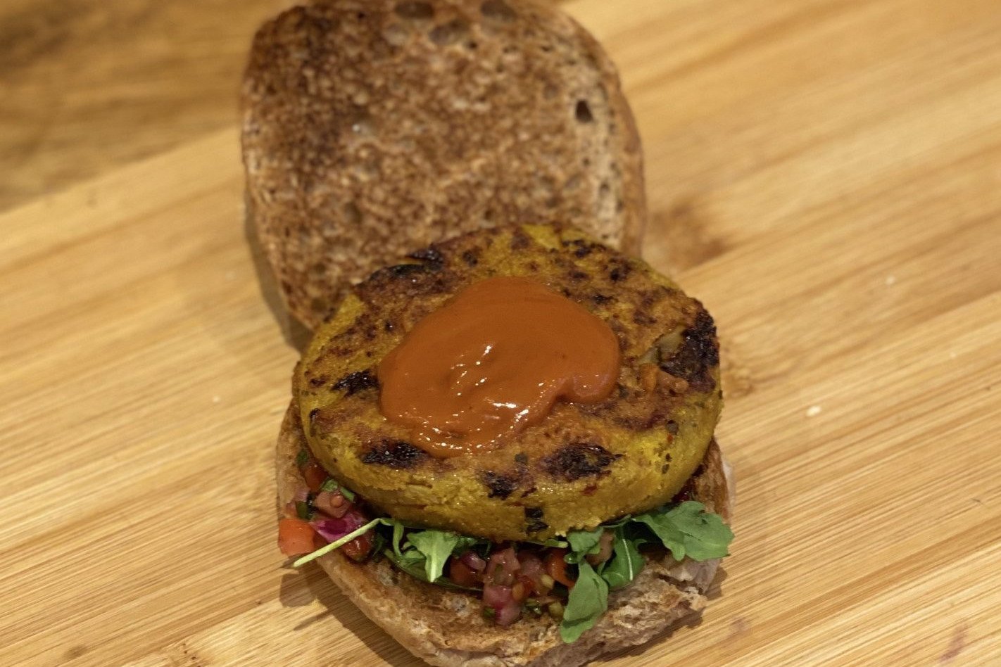 Saffraan Polenta Champignon Burger (vegan)